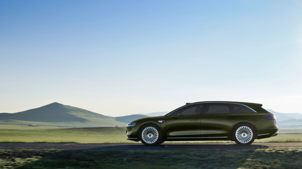 享界S9T 华为余承东将微信头像更换为享界S9T合照 有“亿”点帅