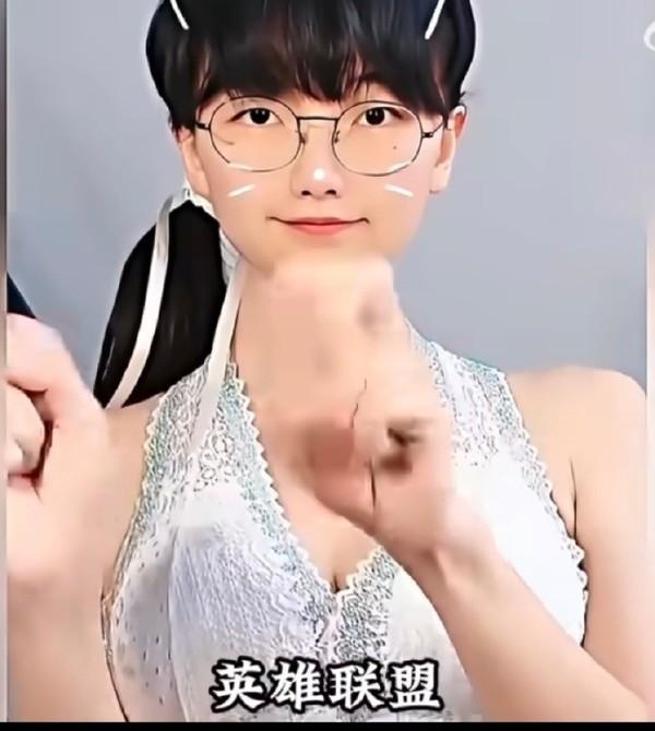 健身博主爆改女版Faker火了！穿T1队服直播英雄联盟