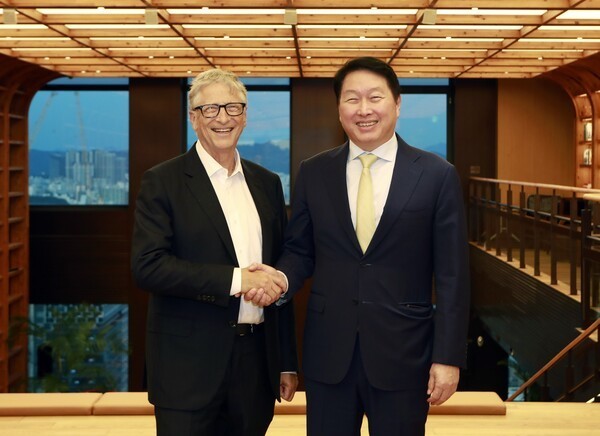 比尔·盖茨(左)和SK集团主席崔泰源 比尔·盖茨与SK集团领导层会晤:讨论能源和疫苗合作