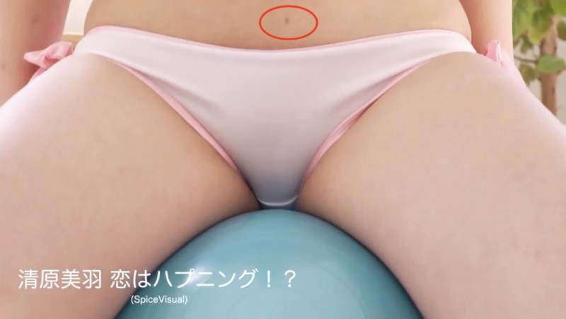 近期连续下马的超可爱酒窝妹原来是超受欢迎的写真女星!