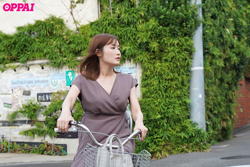 藤森里穂(藤森里穗)作品PPPE-191发布!被路人开发!火辣G奶人妻送小孩上学后的激烈9小时!