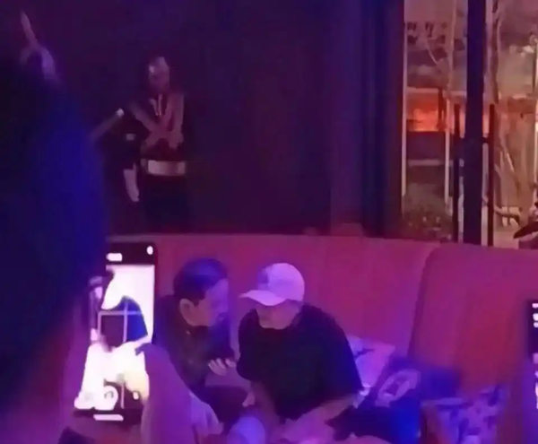 马云现身阿里巴巴园区酒吧 被认出后不忘戴上口罩 马云现身阿里巴巴园区酒吧 被认出后不忘戴上口罩