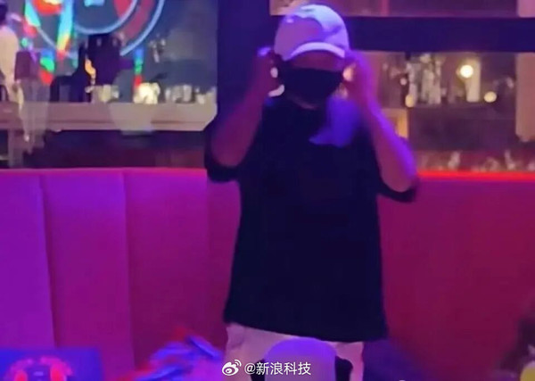 马云现身阿里巴巴园区酒吧 被认出后不忘戴上口罩 马云现身阿里巴巴园区酒吧 被认出后不忘戴上口罩