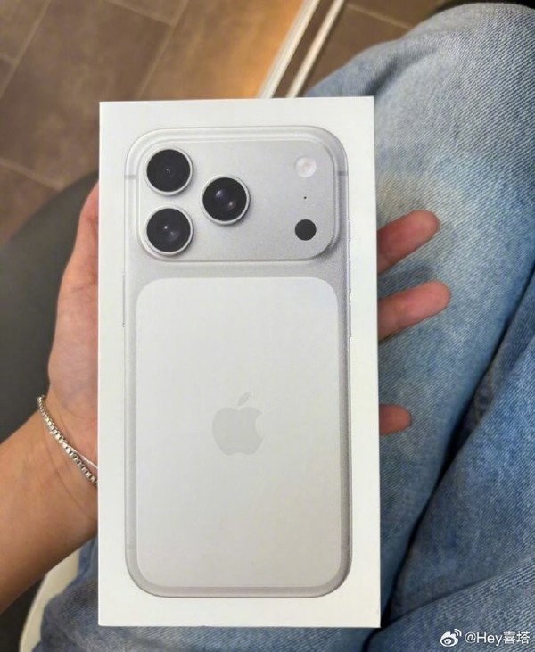 曝知名女星给全体员工换iPhone 17 Pro 网友实名羡慕 曝知名女星给全体员工换iPhone 17 Pro 网友实名羡慕