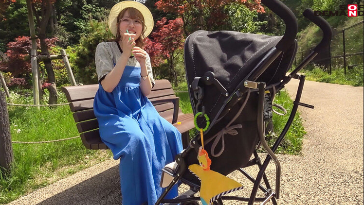 二宮もも(二宫桃)作品SDMUA-076发布!在公园溜小孩的新手妈妈带男优回家在婴儿床旁被中出