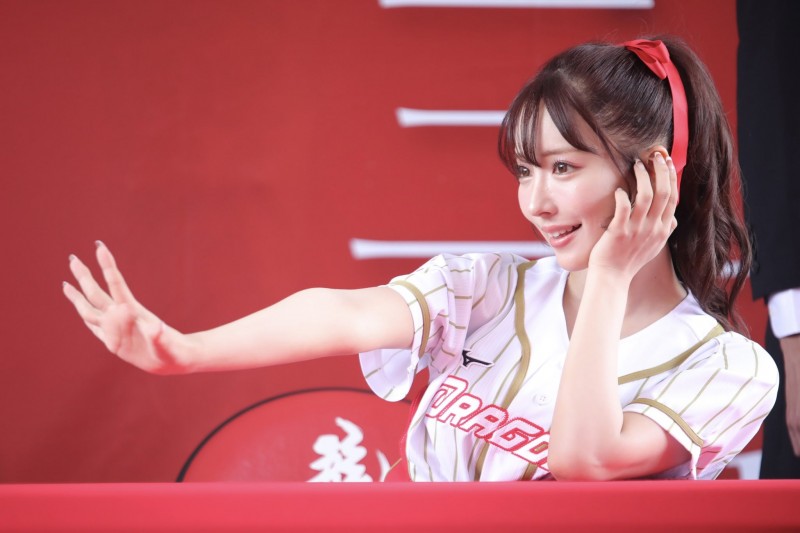 三上悠亜开球惹风波!日本意见两极、暗黑界的人这么看⋯