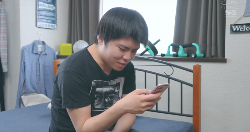 才被鷲尾めい(鹫尾芽衣)无限奶交⋯这男优被家人抓到拍A片!