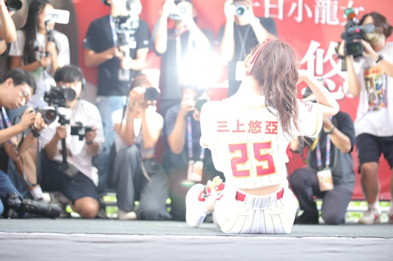 三上悠亜开球惹风波!日本意见两极、暗黑界的人这么看⋯