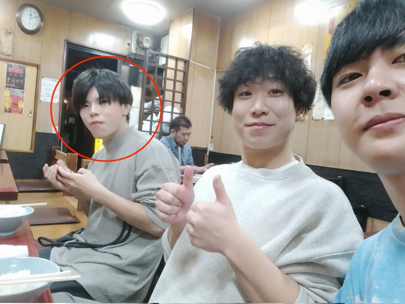 才被鷲尾めい(鹫尾芽衣)无限奶交⋯这男优被家人抓到拍A片!