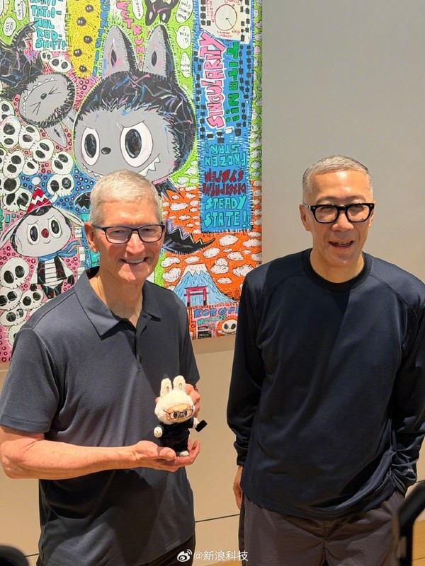 梦幻联动!库克与Labubu设计师合影 获赠特别版Labubu 梦幻联动!库克与Labubu设计师合影 获赠特别版Labubu