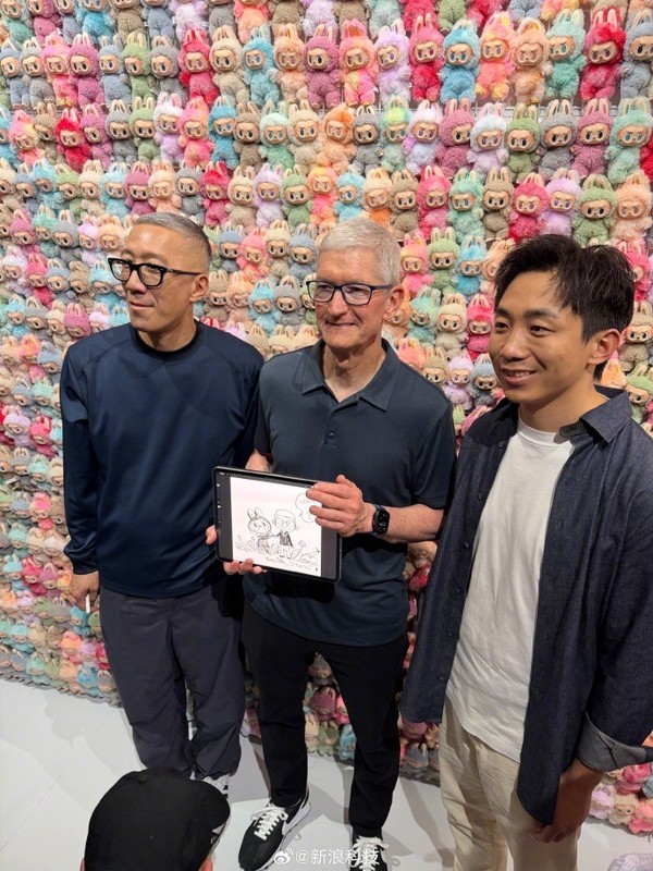 梦幻联动!库克与Labubu设计师合影 获赠特别版Labubu 梦幻联动!库克与Labubu设计师合影 获赠特别版Labubu