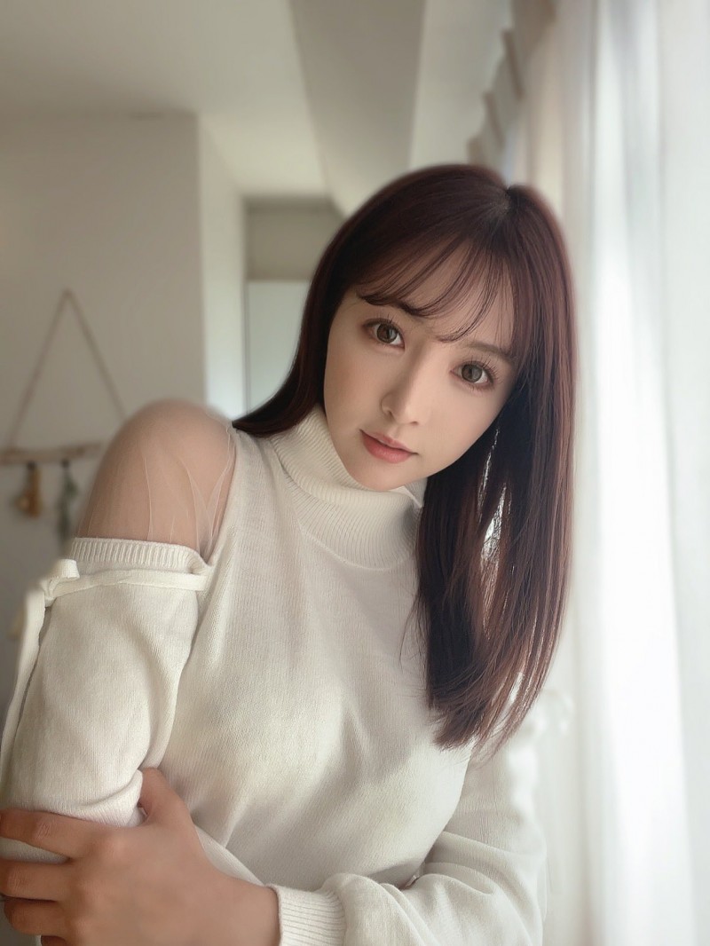 YouTube频道公布恋情?三上悠亚和奶油小生甜蜜共游环球影城!