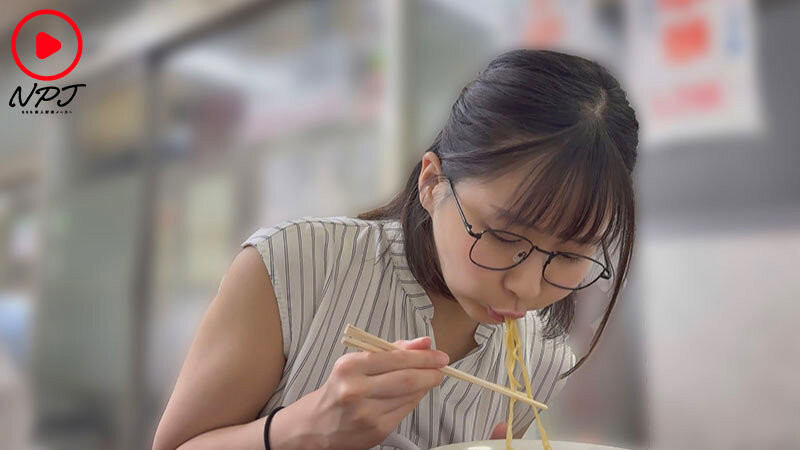 雏结衣（NPJS-247）那位被交友软体钓到、胸部很大还有一双大长腿的饥渴眼镜妹是？