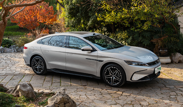 【小鱼Poker】2025年国产车出口总量达710万辆 两家车企破百万！