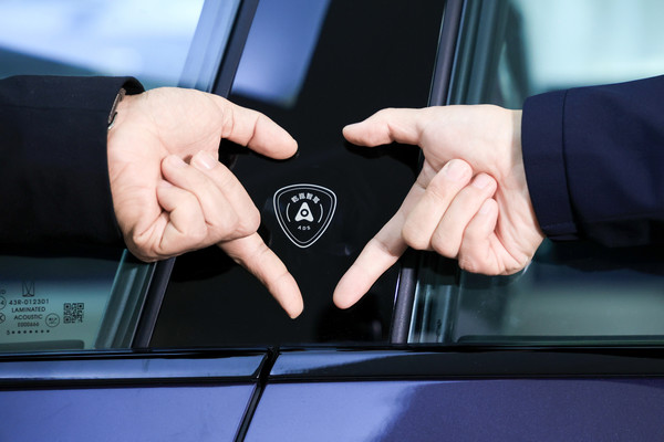 【小鱼Poker】华为靳玉志试驾新款阿维塔12 直言：&ldquo;如脱胎换骨！&rdquo;