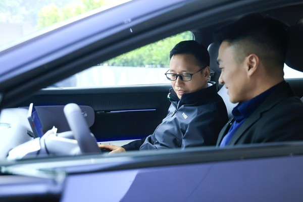 【小鱼Poker】华为靳玉志试驾新款阿维塔12 直言：&ldquo;如脱胎换骨！&rdquo;