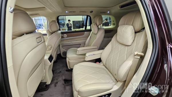 外媒评测问界M9:大块头 低风阻 性价比优势碾压路虎 外媒评测问界M9:大块头 低风阻 性价比优势碾压路虎