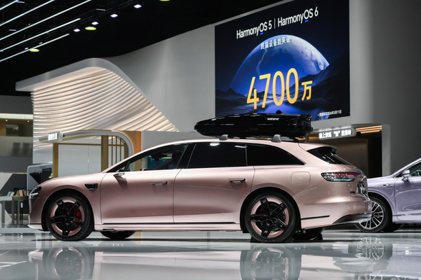 余承东公布享界新色,粉色享界S9T亮相上海AWE