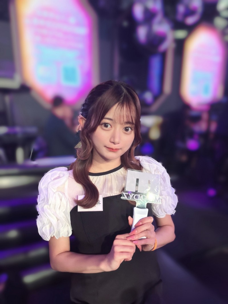 【博狗扑克】在迪士尼被认出来！发片机器的她不开心！【EV扑克下载】