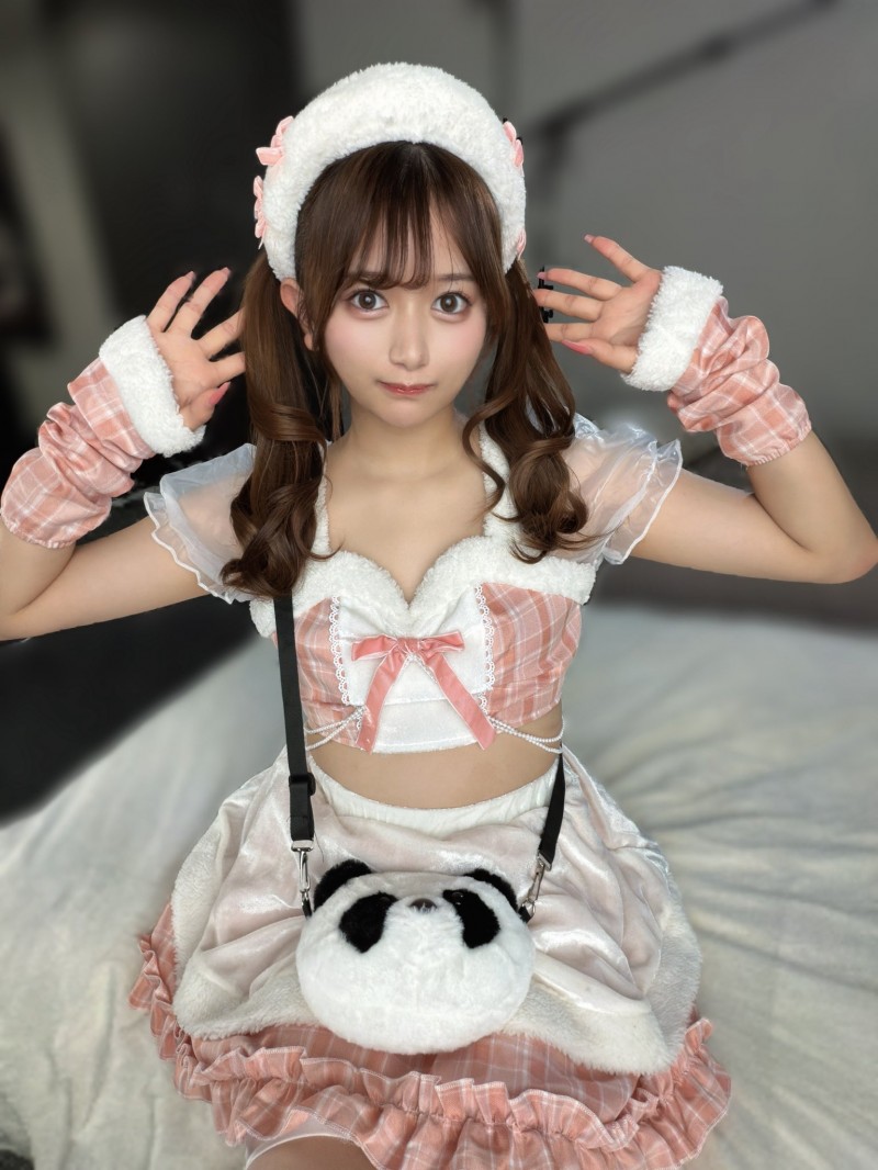 【博狗扑克】在迪士尼被认出来！发片机器的她不开心！【EV扑克下载】