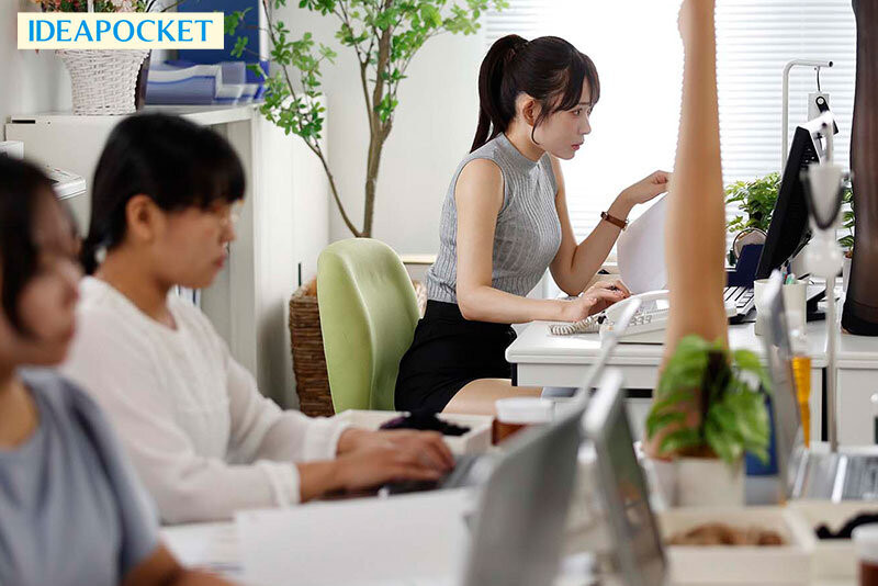 古乃穗乃(PFES-129) 让美乳女前辈「每天用美腿丝袜帮我服务」，「超养眼黑丝视角」有够勾人！