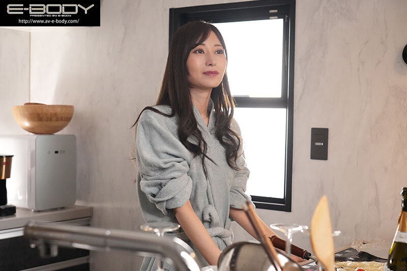 (EYAN-220）解密！那位老公年收入20亿円、被老公命令拍A片的绝美人妻「夏花」是？