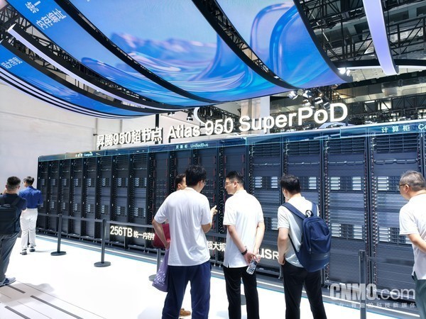 Atlas 950超节点 后摩尔时代的突围:华为Atlas 950超节点重构国产AI算力体系