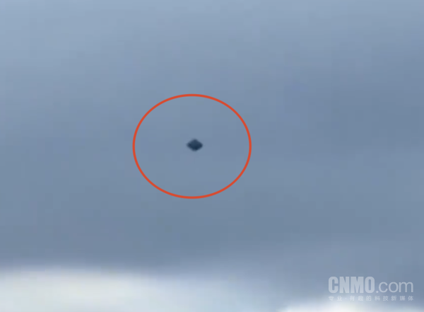 UFO 【红龙扑克】墨西哥城上空拍到钻石形不明飞行物 一度与军机同框